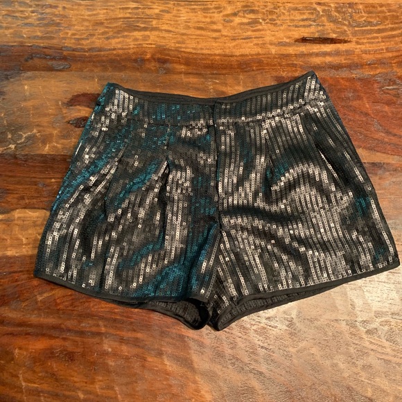 Adorable sequin shorts - Picture 2 of 7